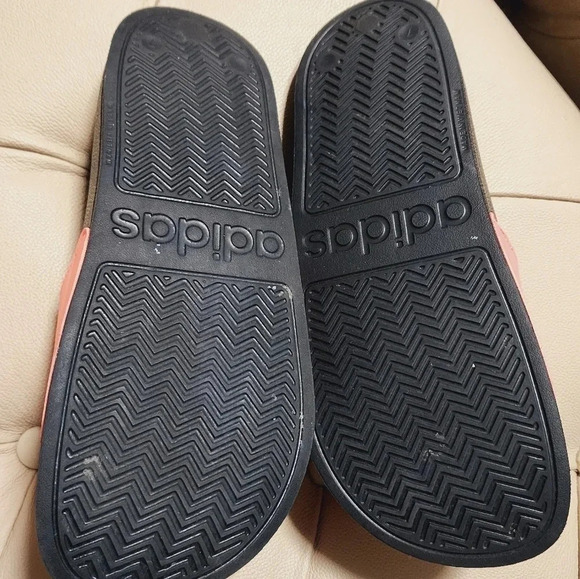 ❤️HOST PICK❤️ Adidas Slides Adilette Coral Black size 8 - Picture 5 of 7